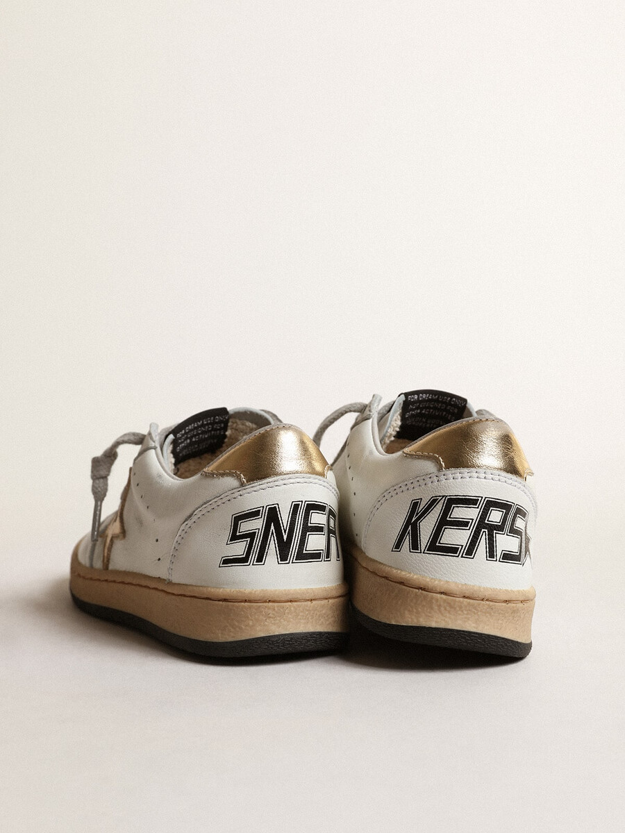 ball star young met gouden metallic leren ster en hielstuk.