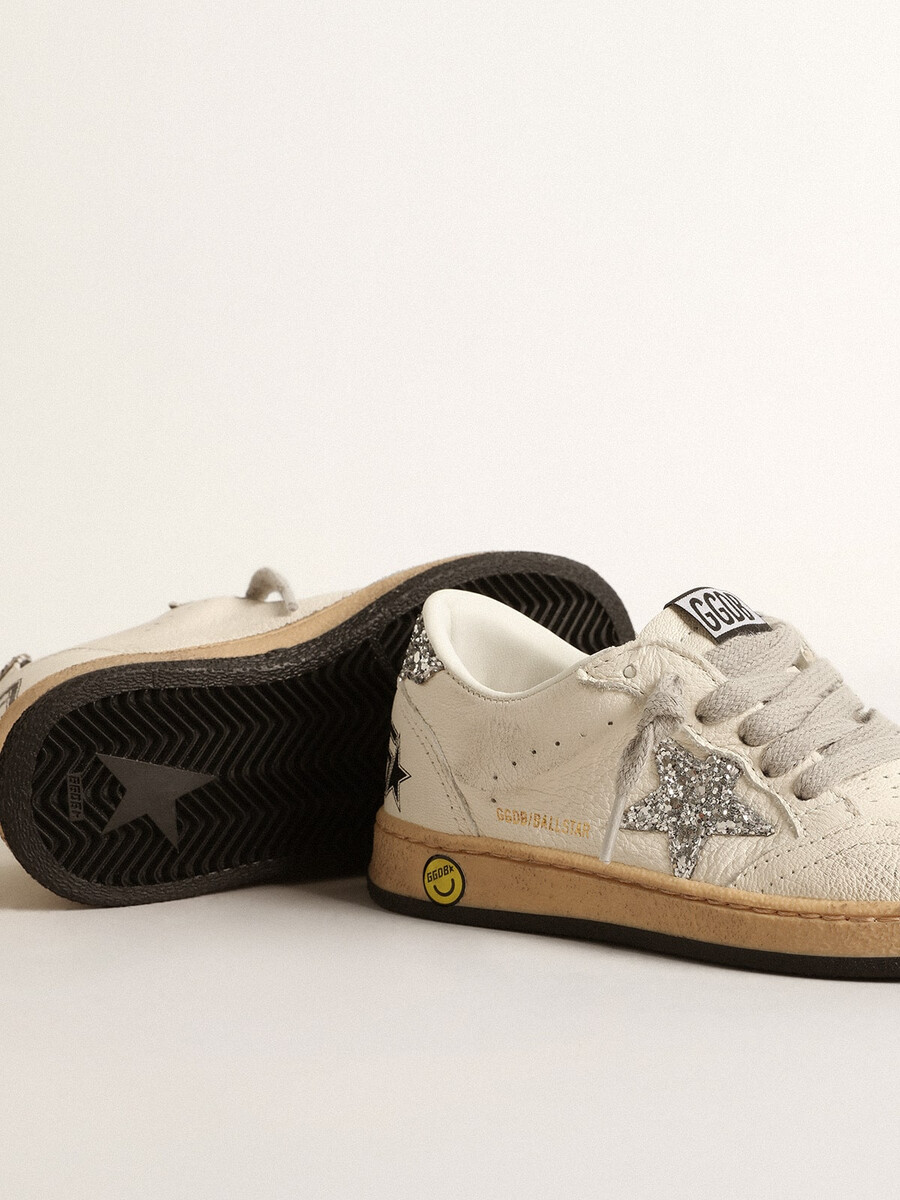 ball star young in nappaleer met zilveren glitterster en hielstuk.