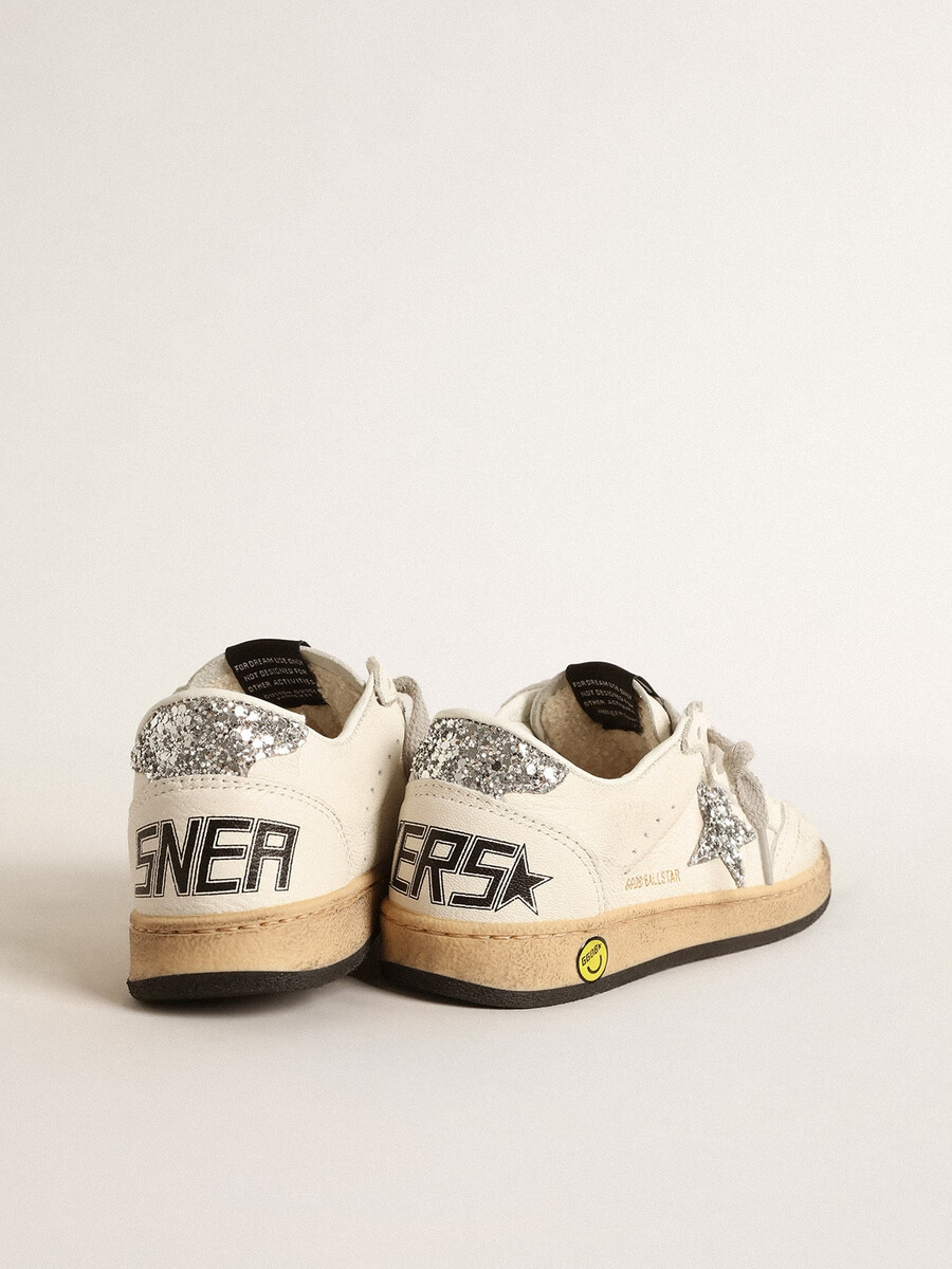 ball star young in nappaleer met zilveren glitterster en hielstuk.