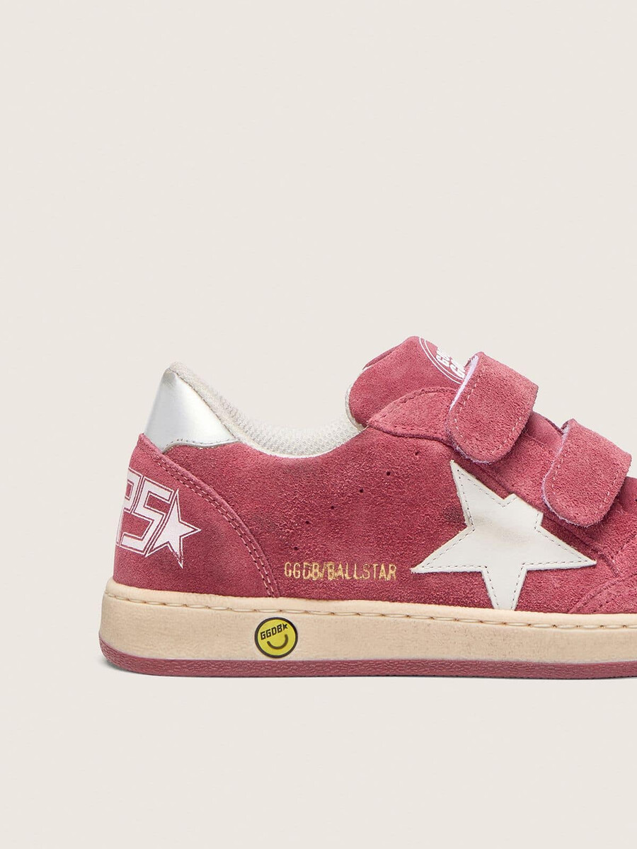 ball star young in rood suède met witte leren ster en metallic zilveren hielstuk.