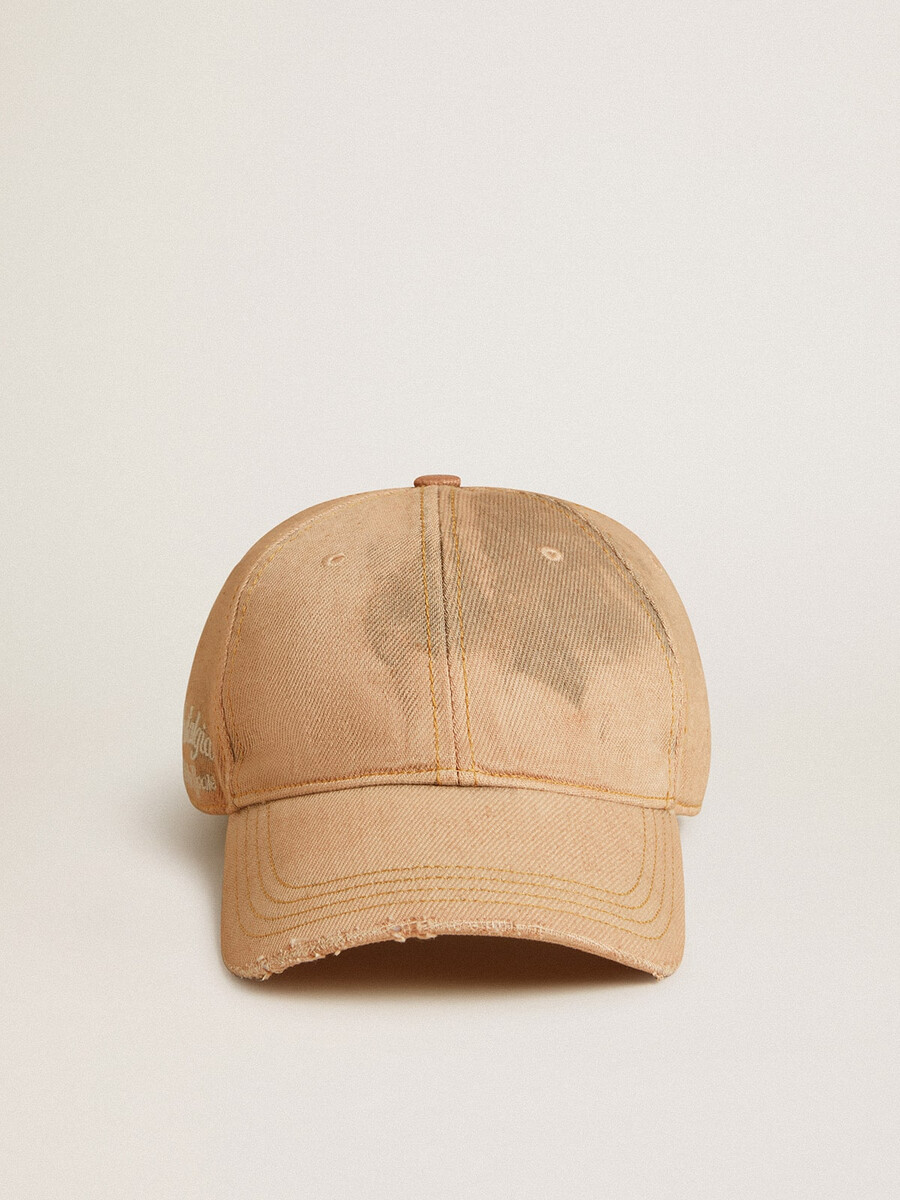 beige baseballpet met een gebruikte look.