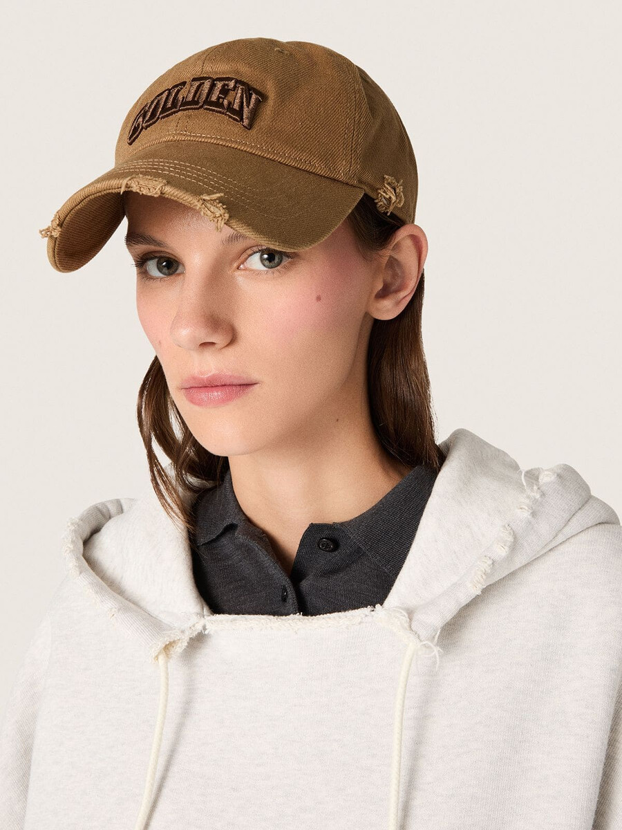 beige katoenen baseballpet met een gebruikte look.