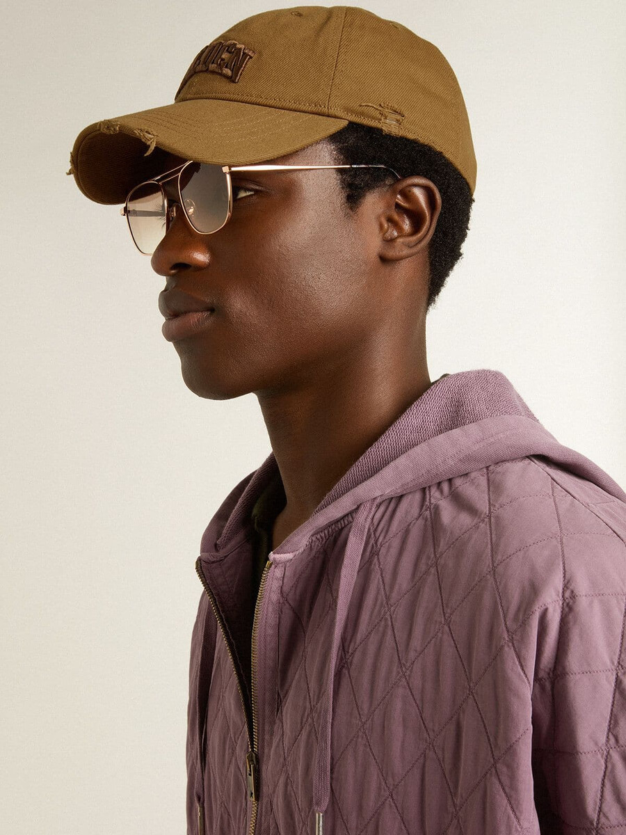 beige katoenen baseballpet met een gebruikte look.