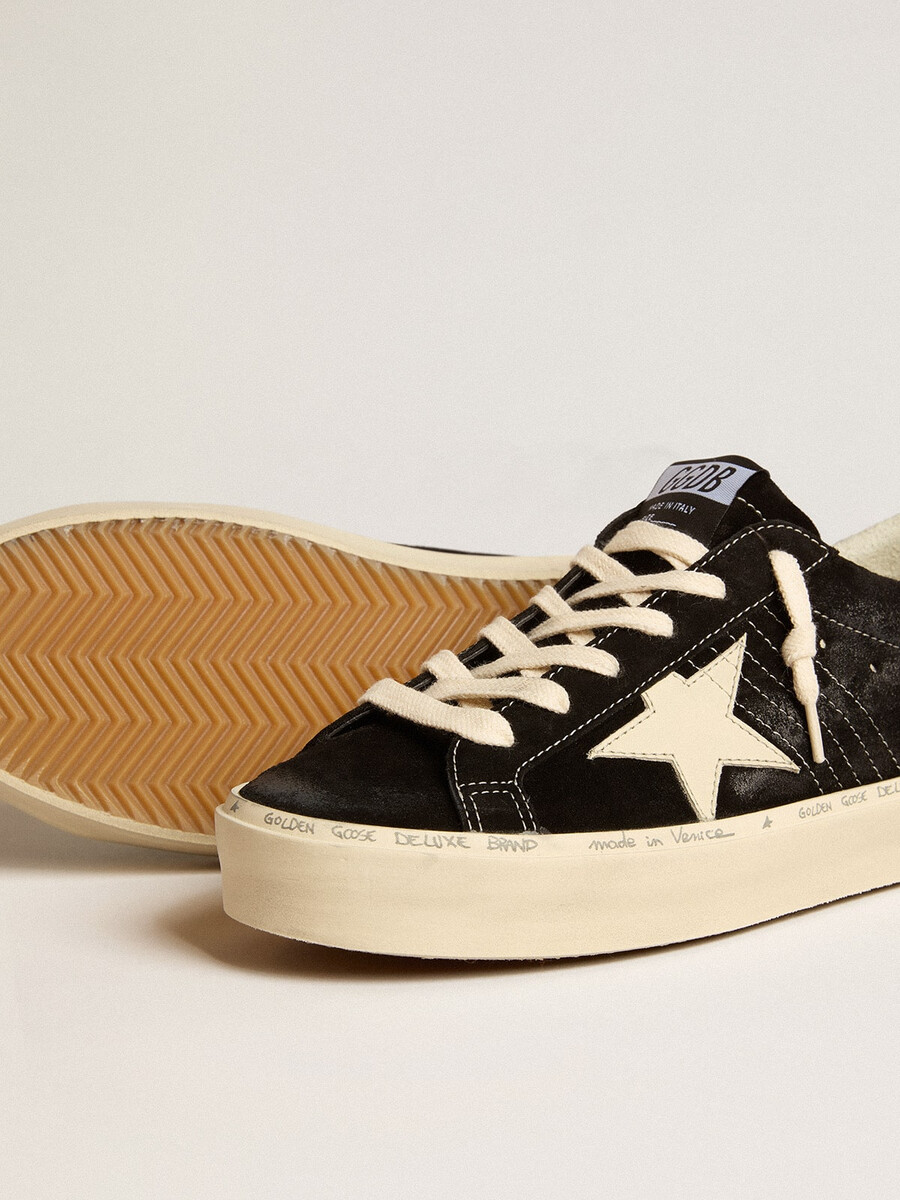 dames hi star in zwart leer met zilverkleurige glitterhak.