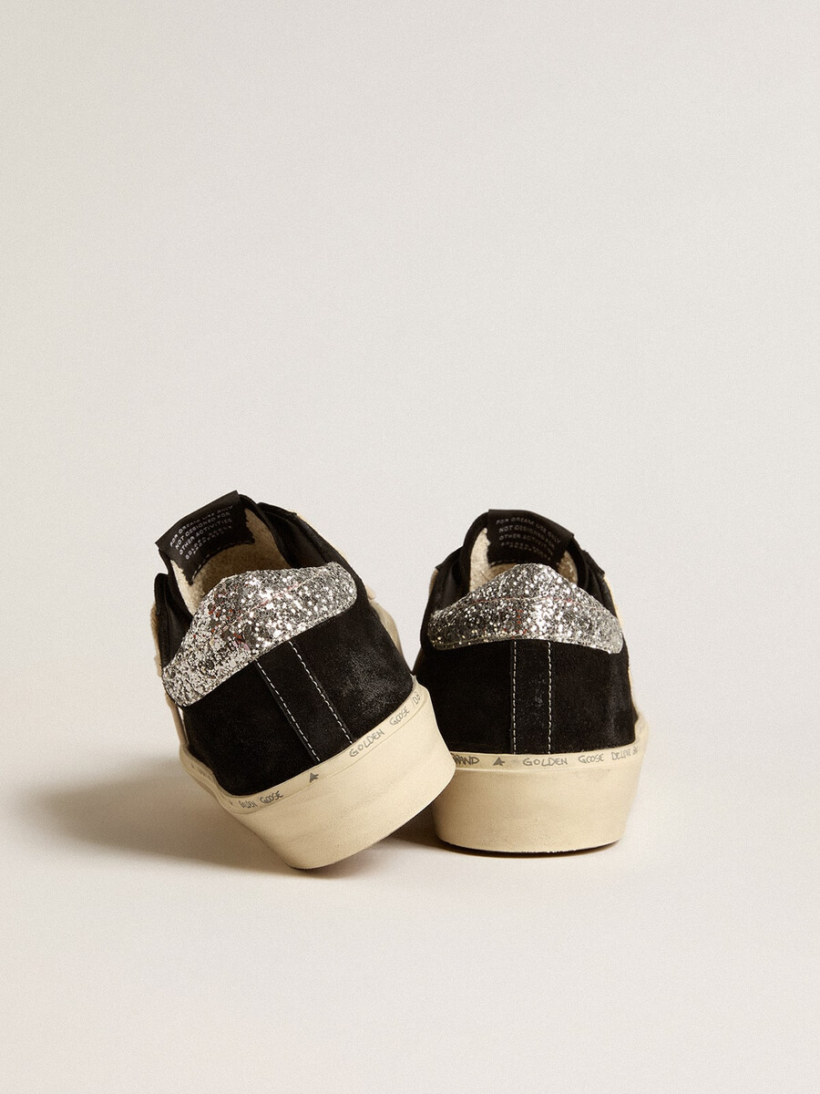 dames hi star in zwart leer met zilverkleurige glitterhak.