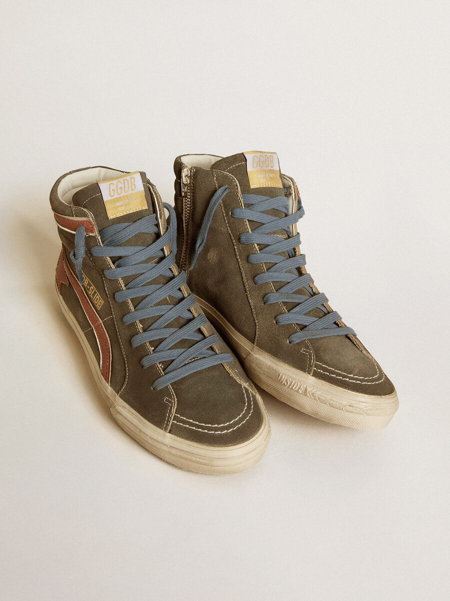 herenslipper in grijs suède met bruine nubuck ster en accenten