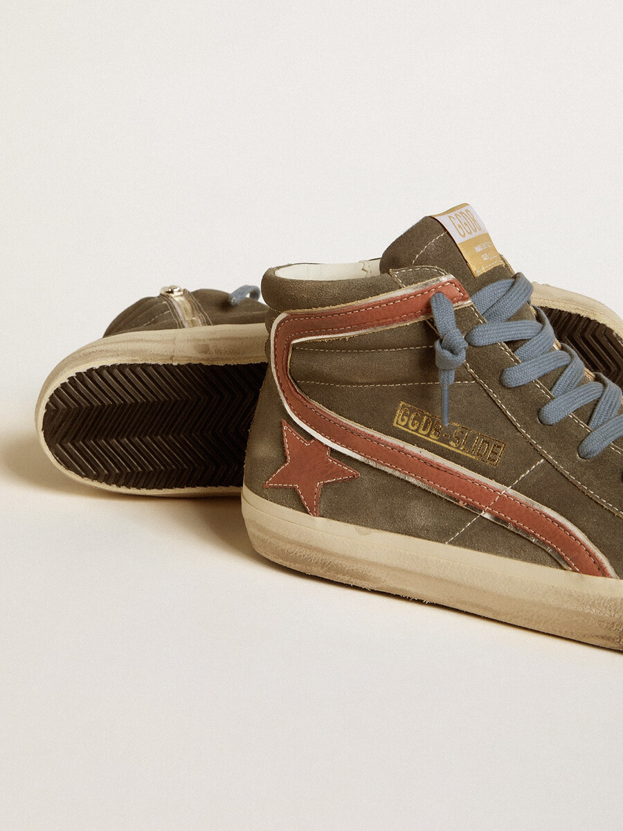 herenslipper in grijs suède met bruine nubuck ster en accenten