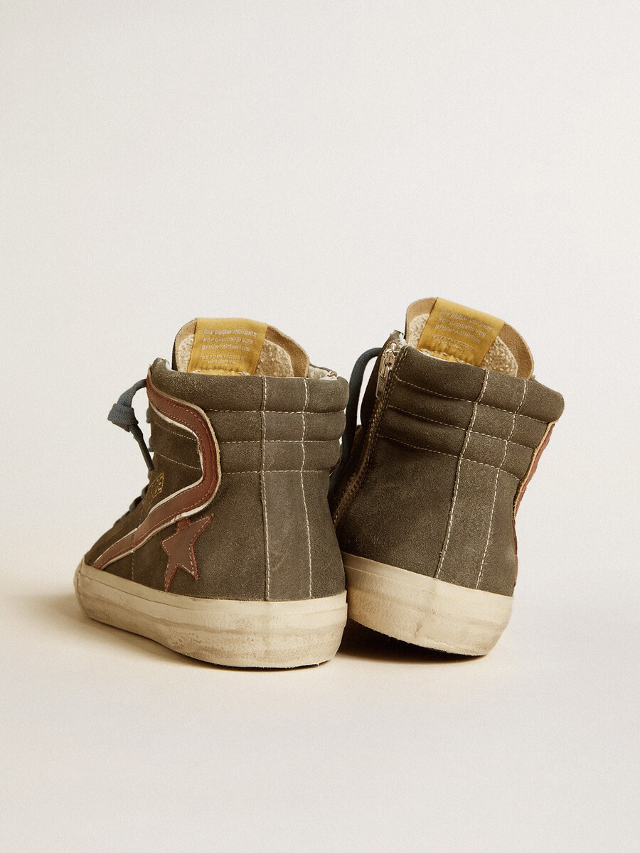 herenslipper in grijs suède met bruine nubuck ster en accenten