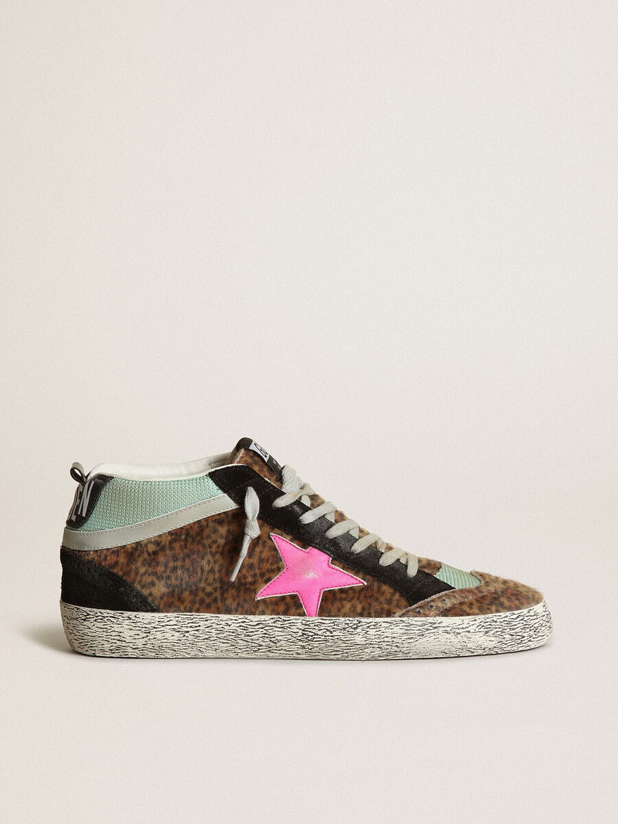 mid star van ponyhuid met luipaardprint en een ster van fuchsia leer.