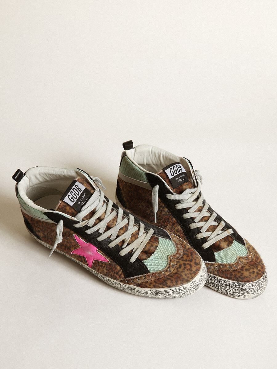 mid star van ponyhuid met luipaardprint en een ster van fuchsia leer.