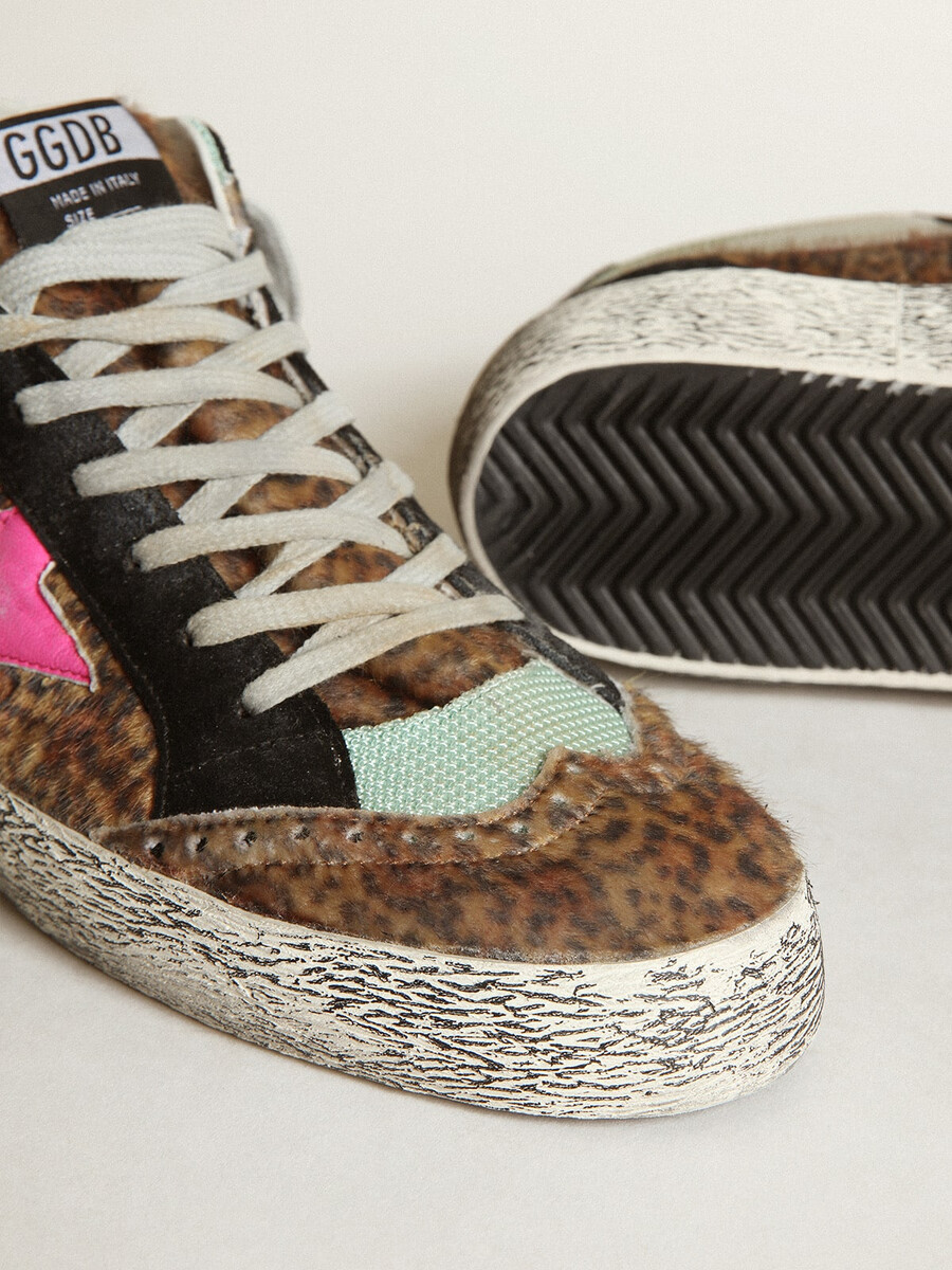 mid star van ponyhuid met luipaardprint en een ster van fuchsia leer.