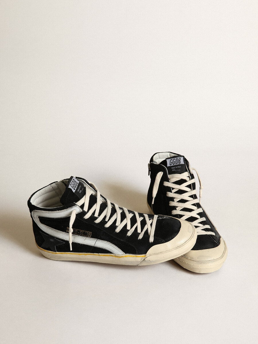penstar herenslipper in zwart suède met zwarte ster en witte accenten.