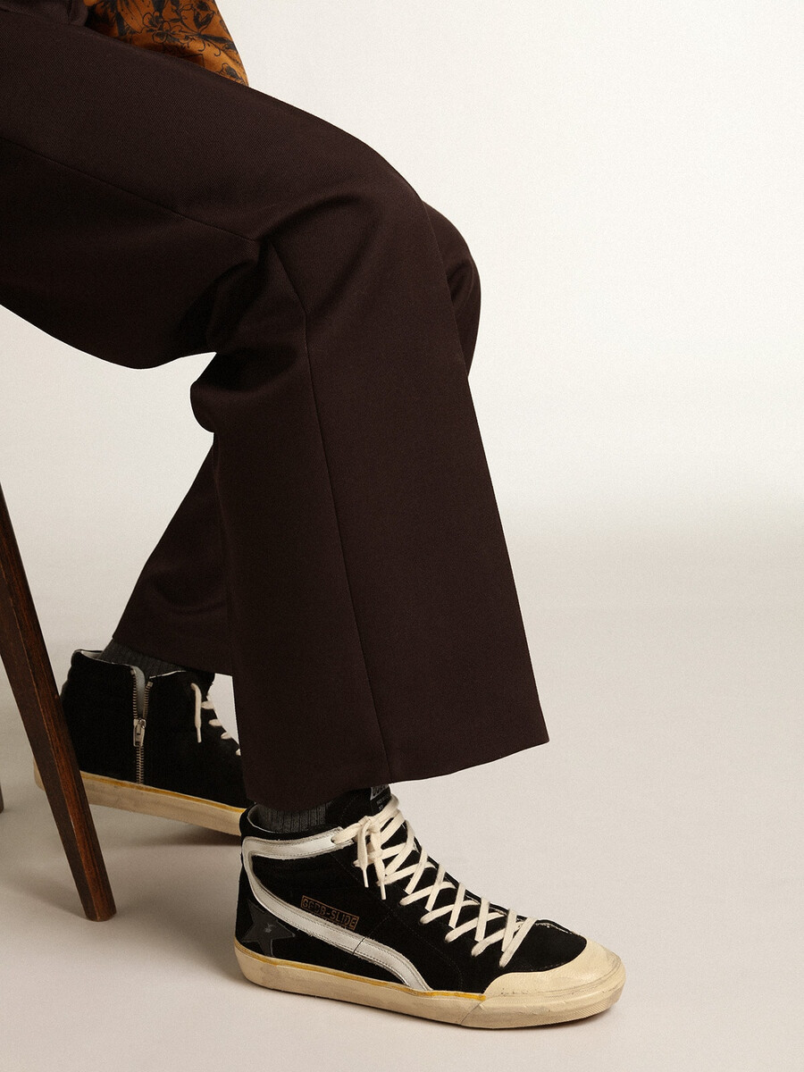 penstar herenslipper in zwart suède met zwarte ster en witte accenten.