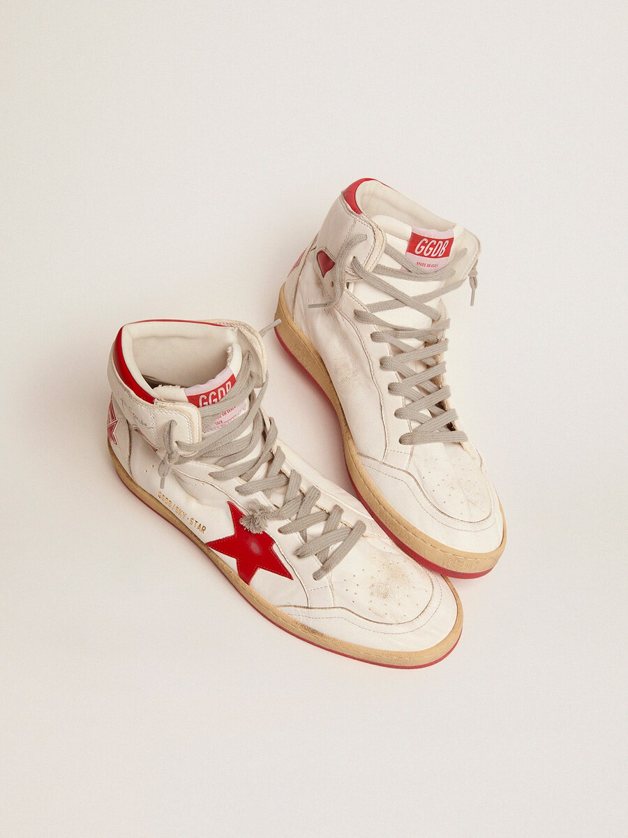 heren sky-star met logo op de enkel en rode accenten.