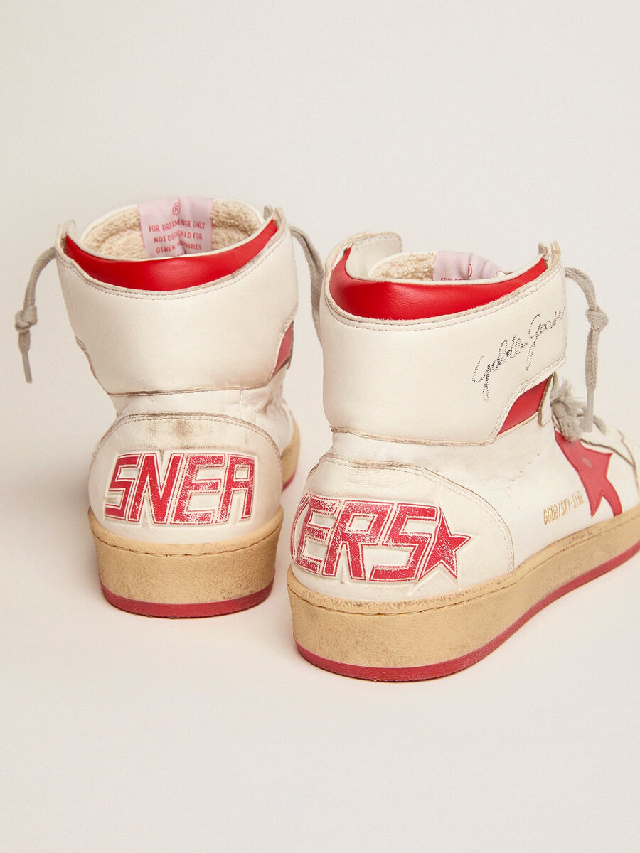 heren sky-star met logo op de enkel en rode accenten.