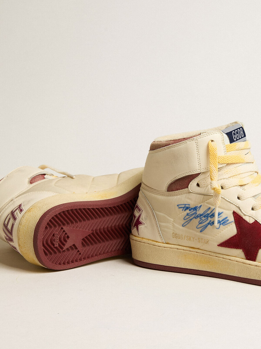 sky-star in beige nylon en nappaleer met een ster van granaatappelkleurig suède.