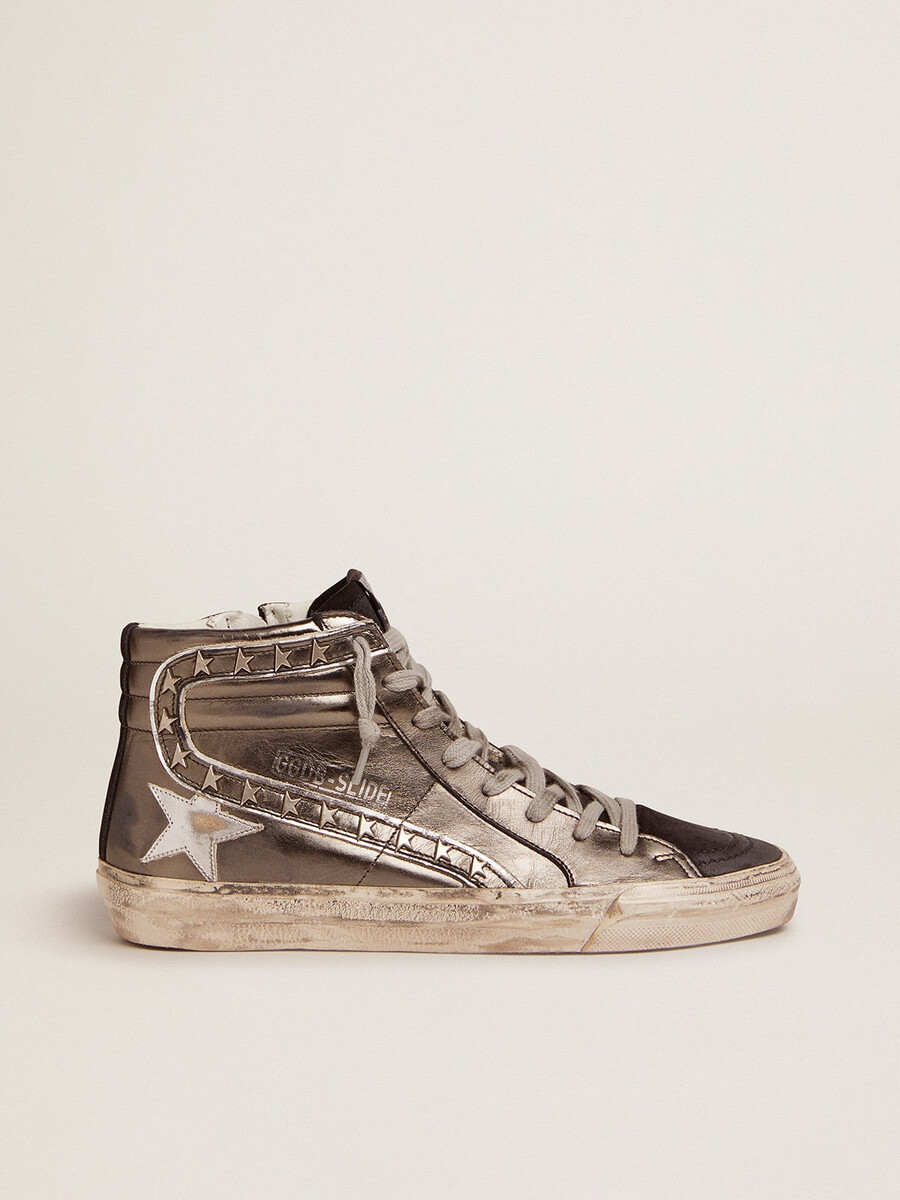 damesslippers met een bovenkant van zilverkleurig gelamineerd leer en studs.