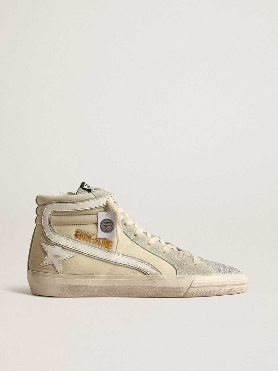 instappers van ivoorkleurig nylon met een witte leren ster en een tong met swarovski-kristallen.