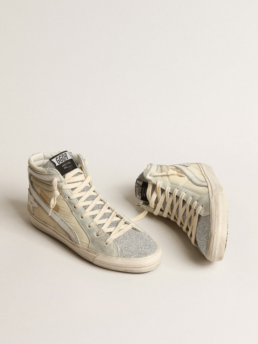 instappers van ivoorkleurig nylon met een witte leren ster en een tong met swarovski-kristallen.
