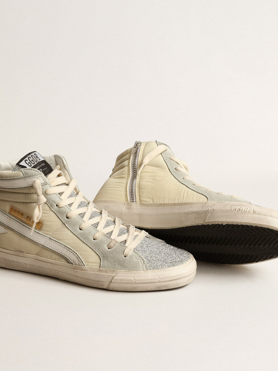 instappers van ivoorkleurig nylon met een witte leren ster en een tong met swarovski-kristallen.