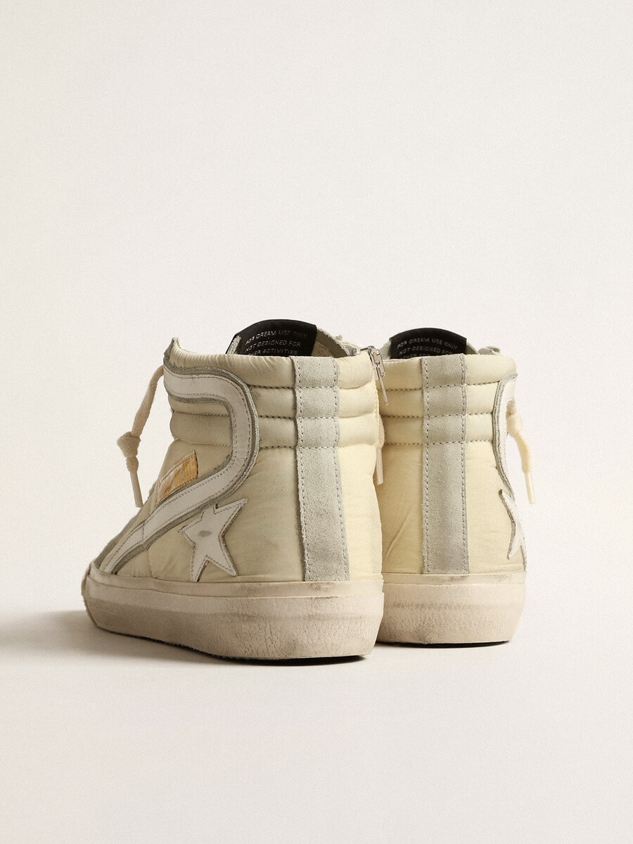 instappers van ivoorkleurig nylon met een witte leren ster en een tong met swarovski-kristallen.