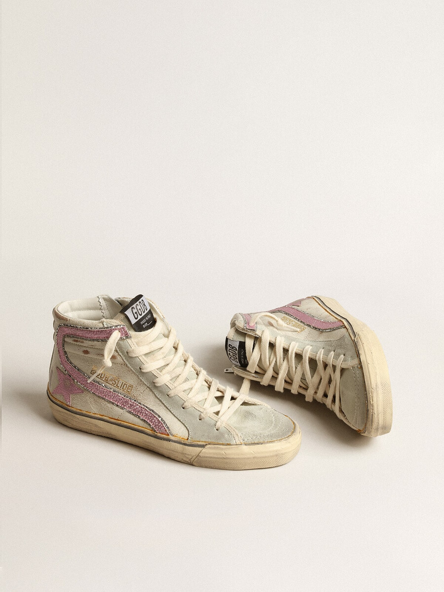 instappers in beige met een roze metallic leren ster en een opvallende glans.