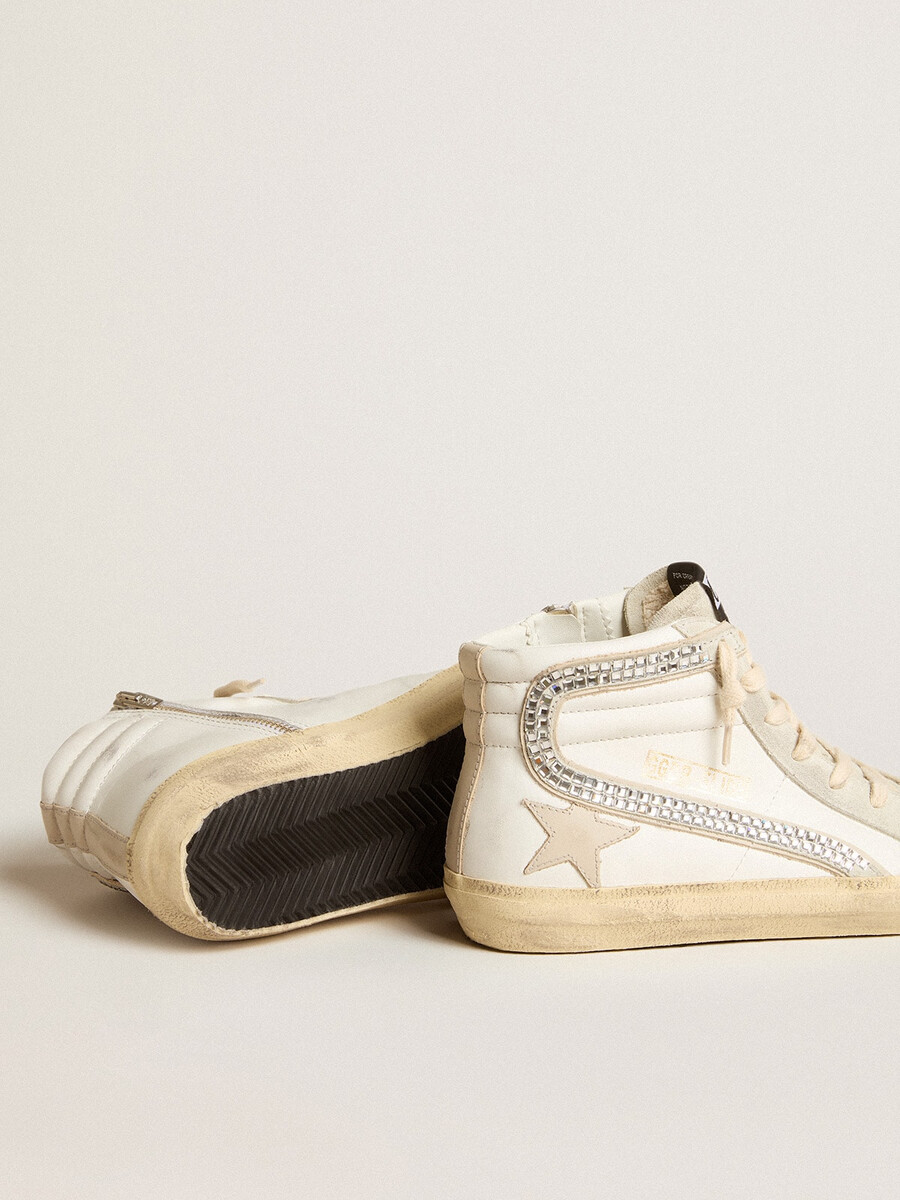 slippers met een ster van nude leer suède en een glinstering van swarovski-kristallen.
