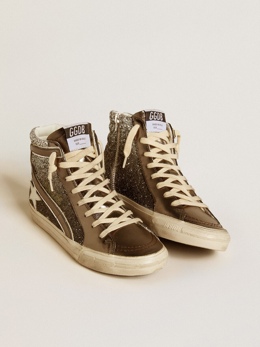 damesslippers in zwart en zilver met glitter leren ster en metallic accenten.