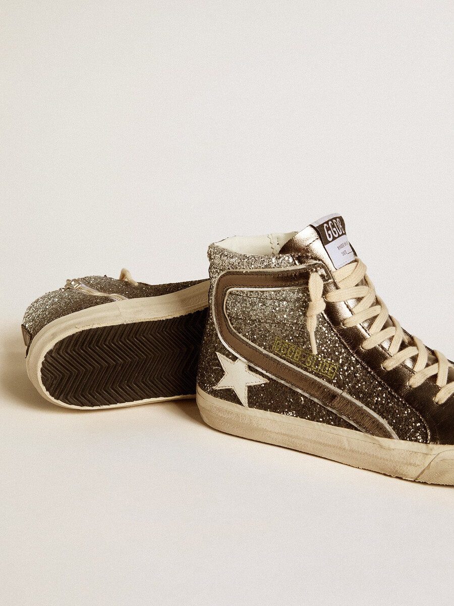 damesslippers in zwart en zilver met glitter leren ster en metallic accenten.