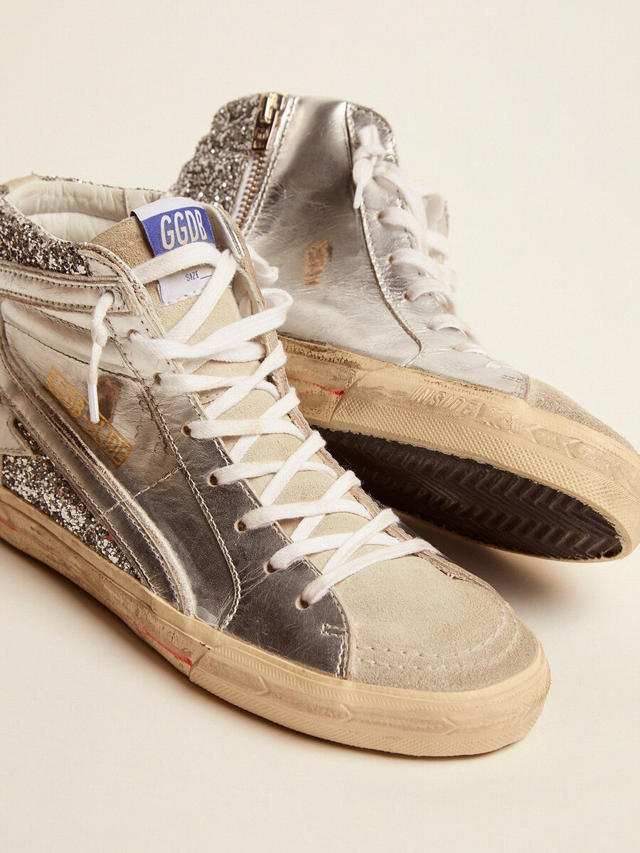 damesslipper met gelamineerd leren bovenwerk en zilveren glitter.