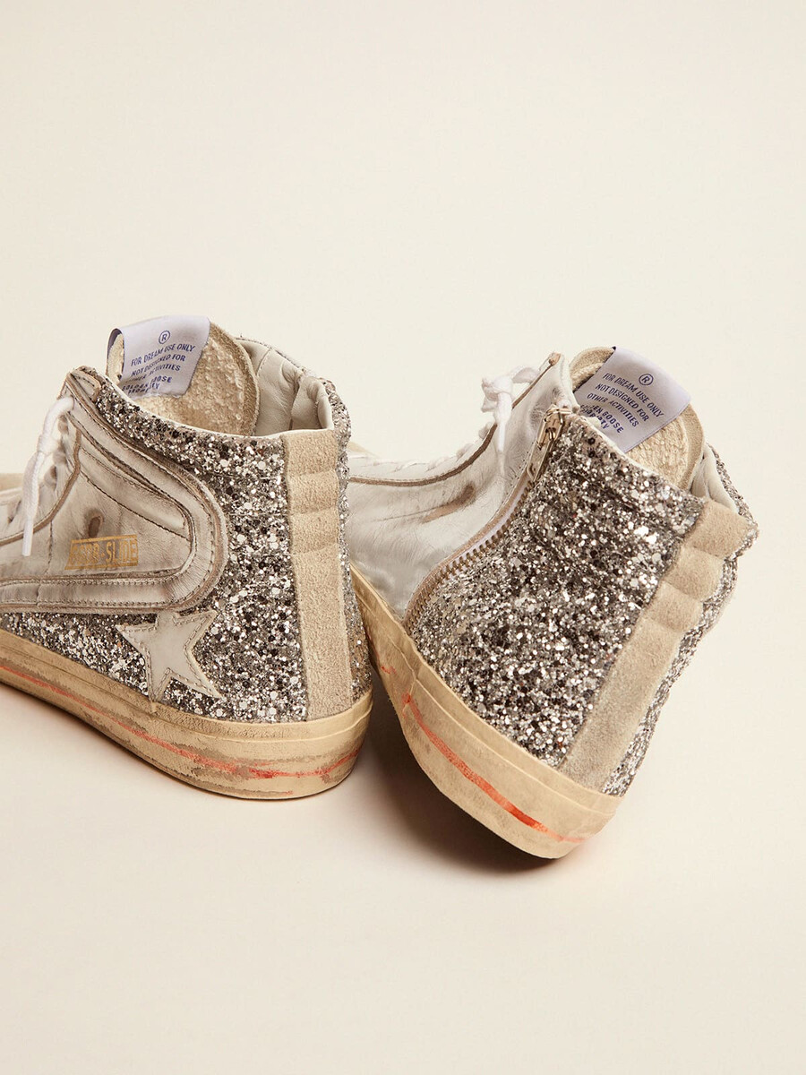 damesslipper met gelamineerd leren bovenwerk en zilveren glitter.