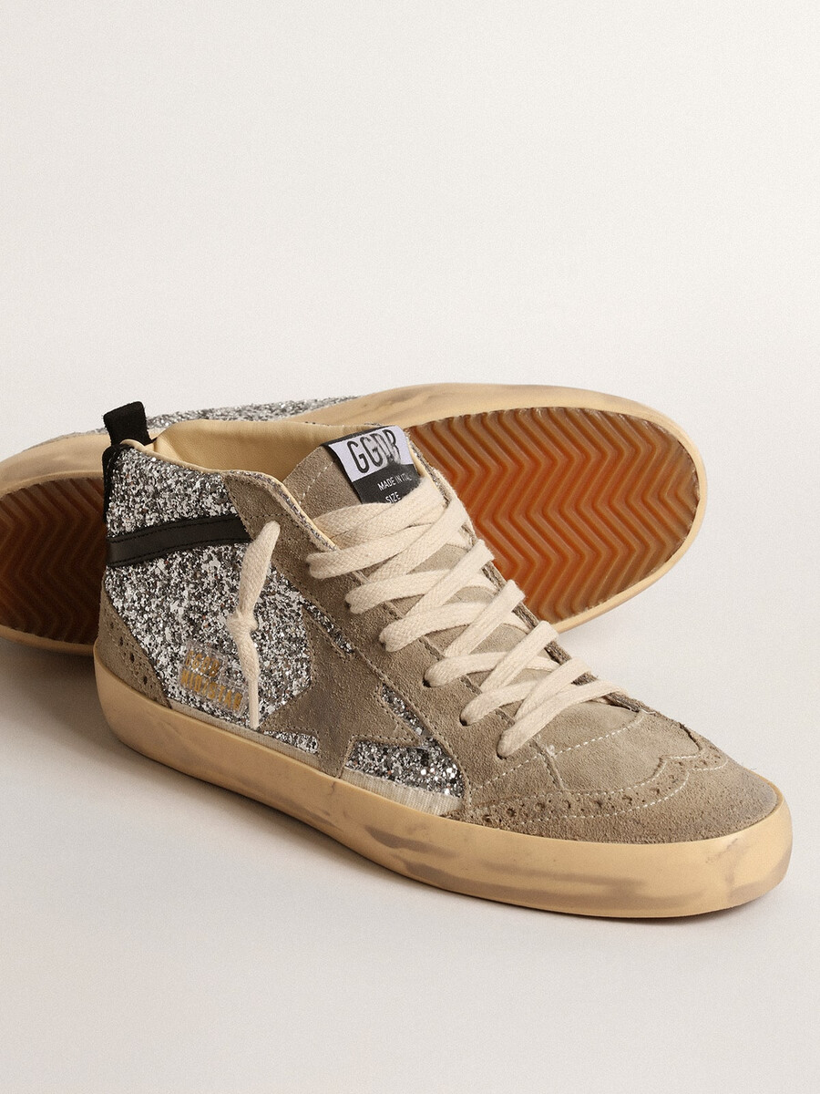 mid star in zilverkleurige glitter met suède ster en zwarte accenten.