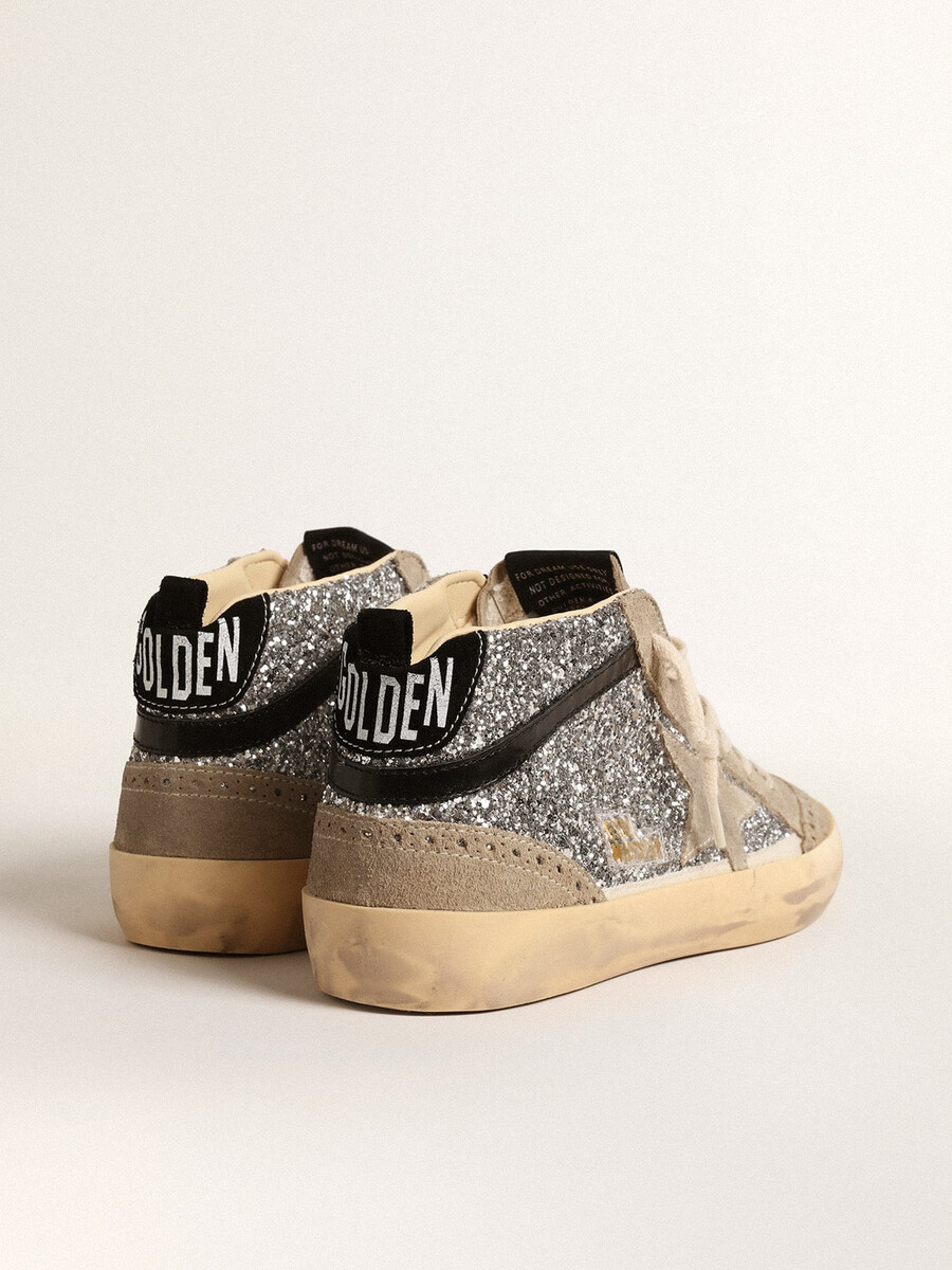 mid star in zilverkleurige glitter met suède ster en zwarte accenten.