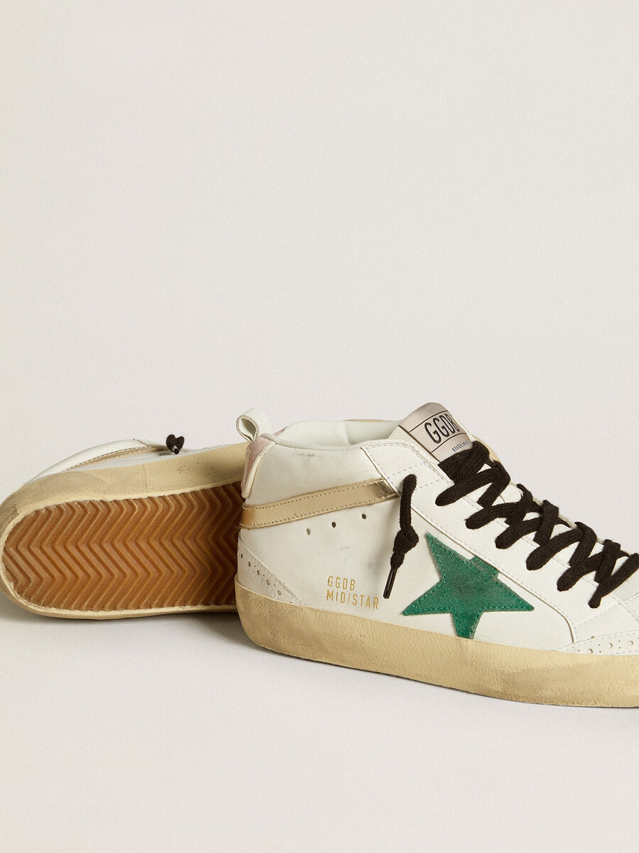 dames mid star van biobased materiaal met groene suède ster en roze suède hielstuk.