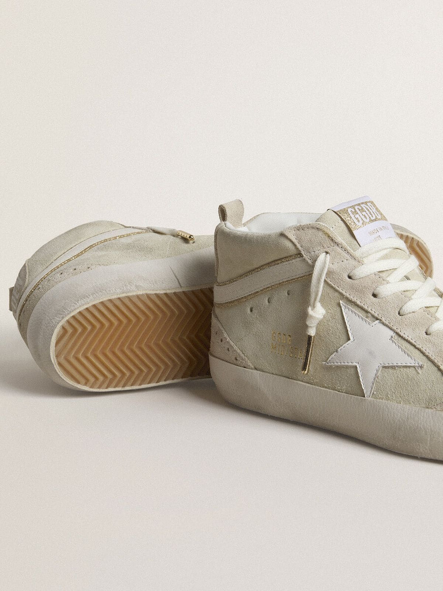 mid star in lichtgrijs suède met witte leren ster