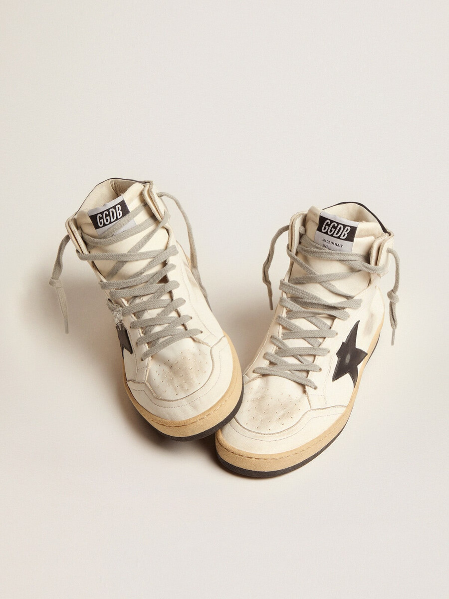 dames sky-star met logo op de enkel en zwarte inzetstukken.