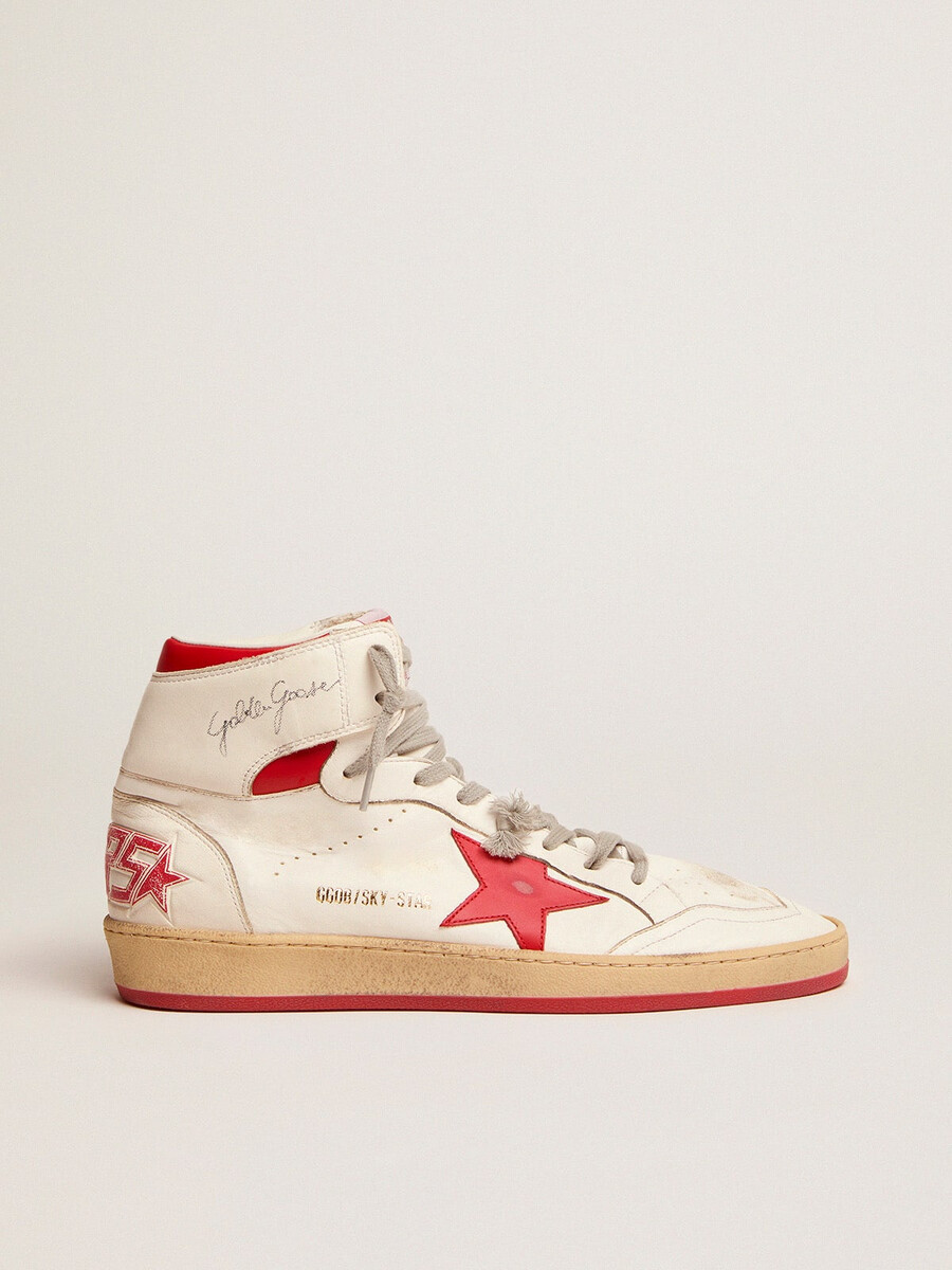 dames sky-star in wit nappaleer met rode ster en hielstuk.