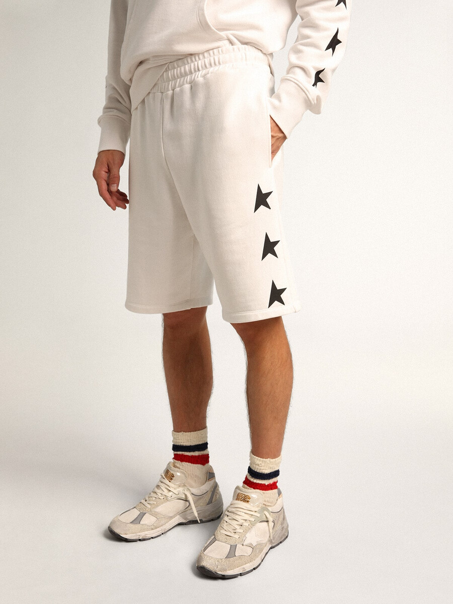 vintage witte bermudashorts voor heren met contrasterende zwarte sterren