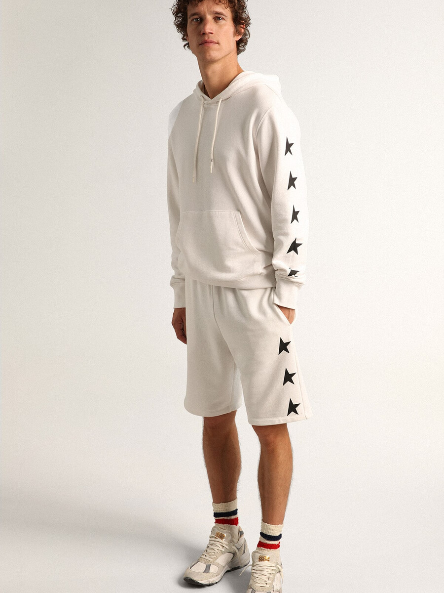 vintage witte bermudashorts voor heren met contrasterende zwarte sterren