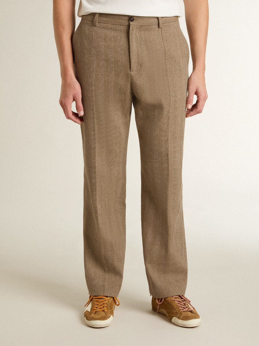 getailleerde broek van een zandkleurige linnenmix met chevronpatroon.