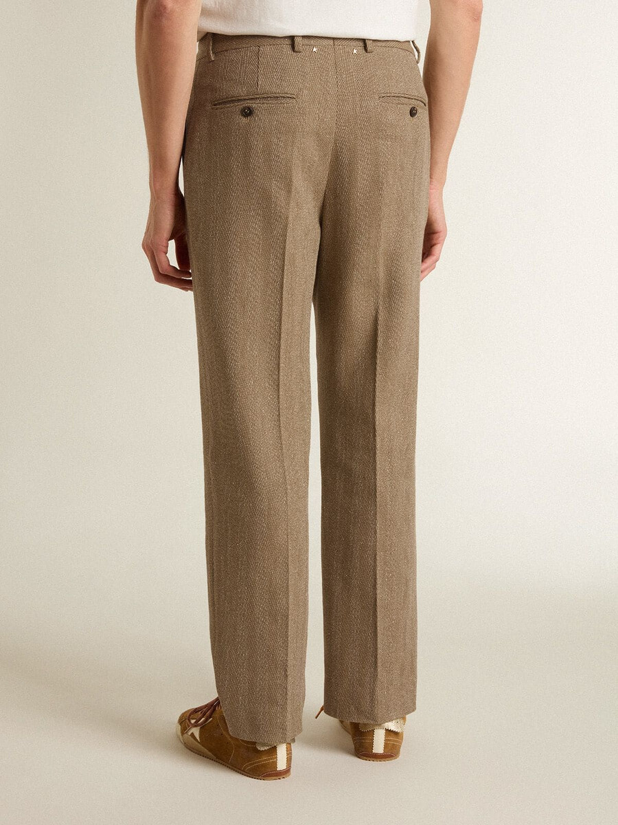 getailleerde broek van een zandkleurige linnenmix met chevronpatroon.