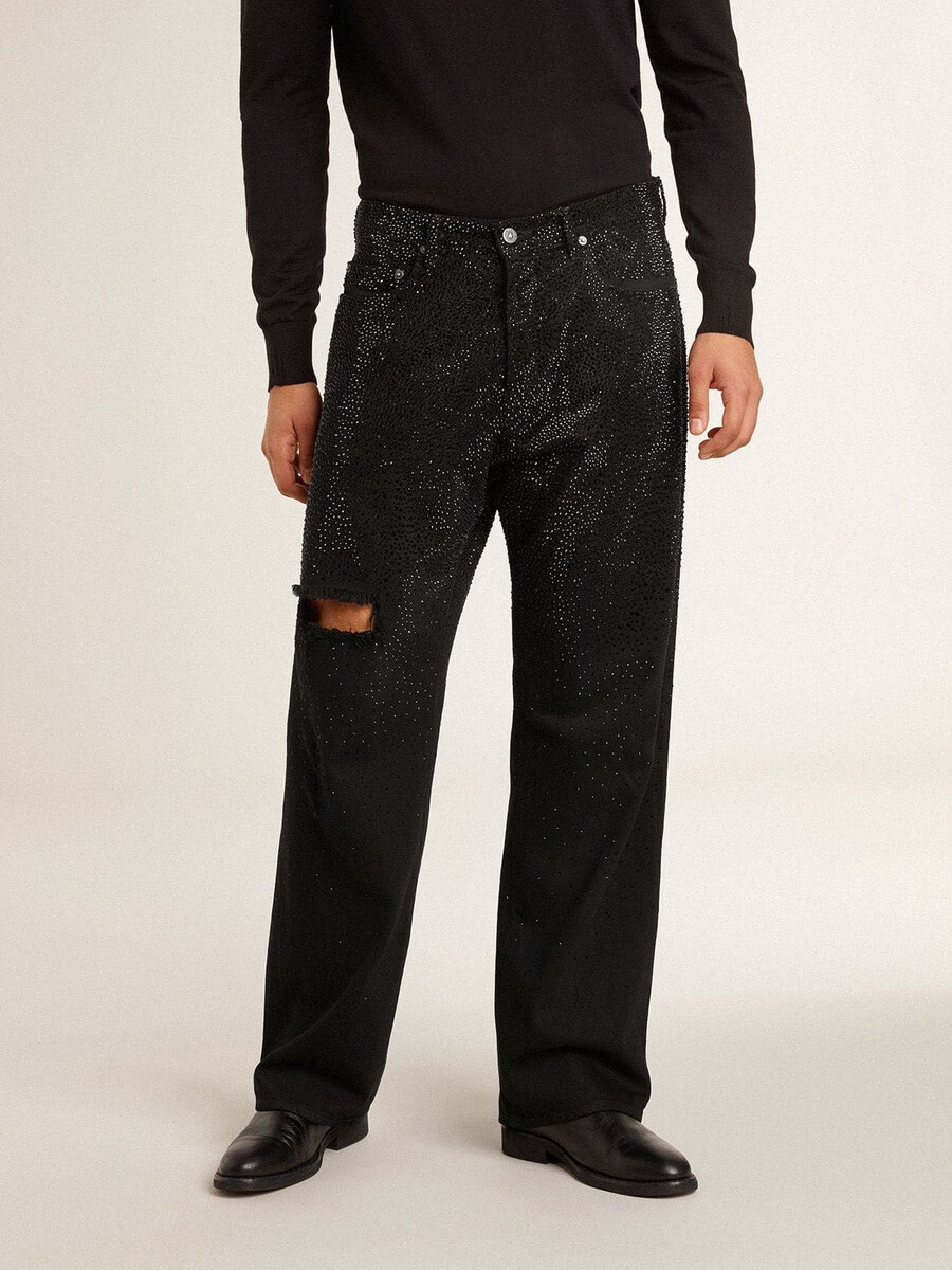 zwarte herenjeans met een losse pasvorm en een kristallen afwerking met kleurverloop.