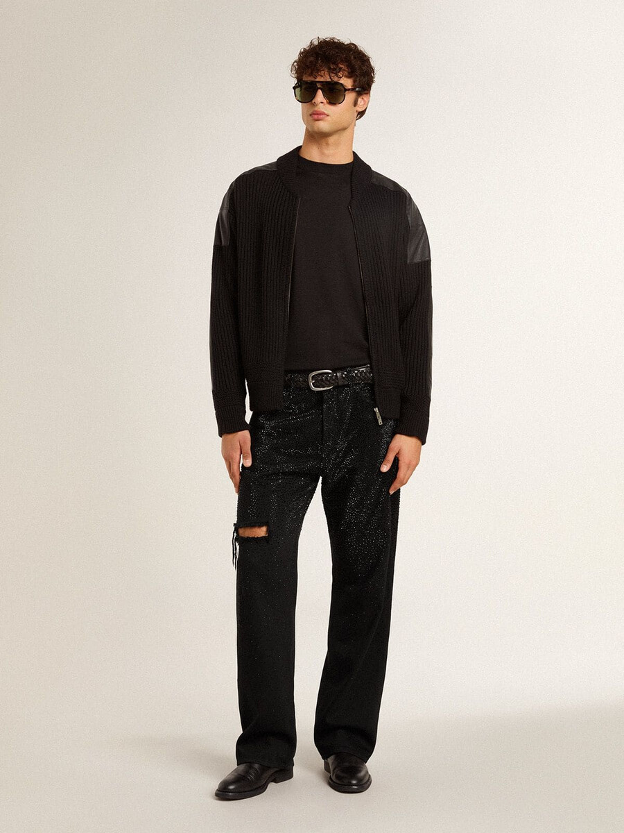 zwarte herenjeans met een losse pasvorm en een kristallen afwerking met kleurverloop.