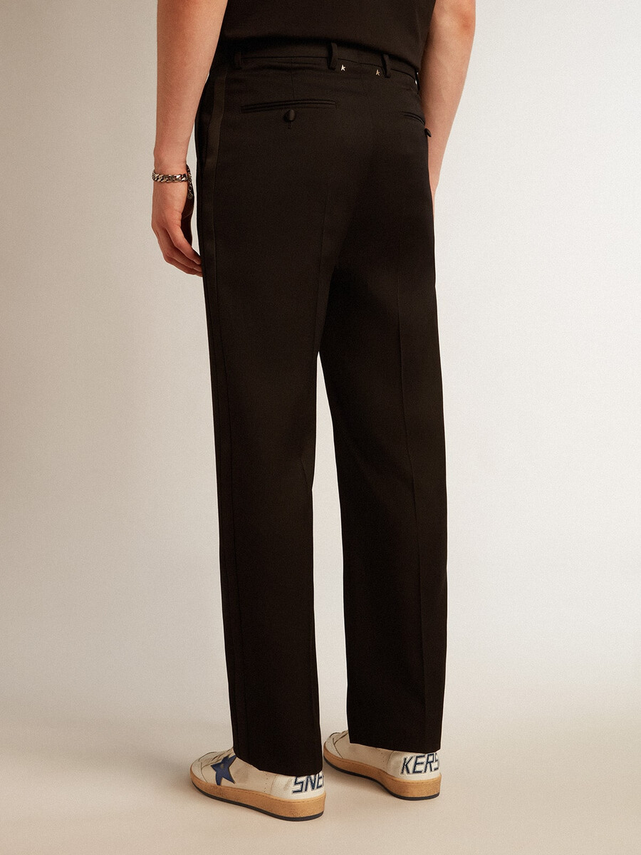 smokingbroek voor heren van zwarte wollen gabardine.