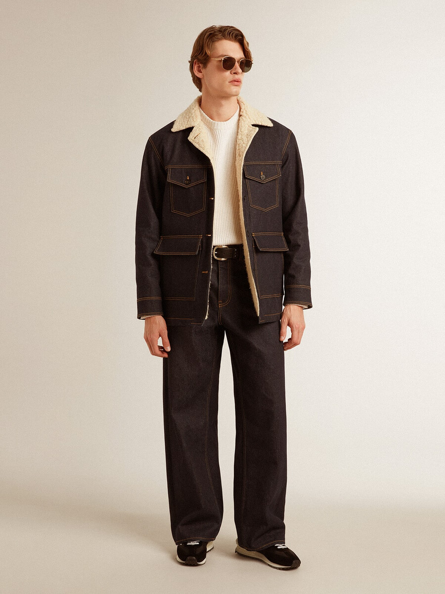 donkerblauwe herenjeans met wijde pijpen van denim met een lichte wassing.