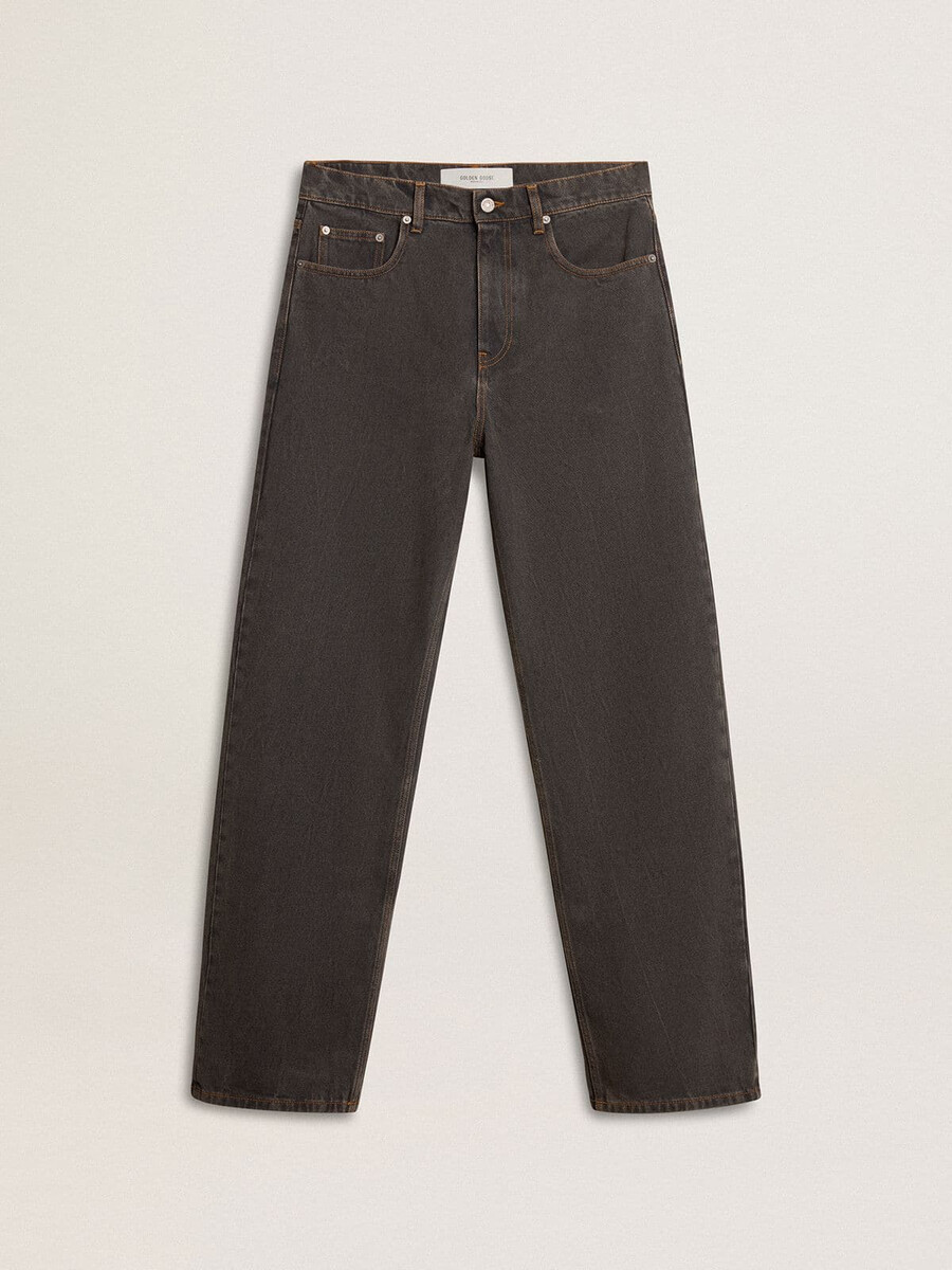 donkergrijze herenjeans van denim met een twist crease-wash effect.
