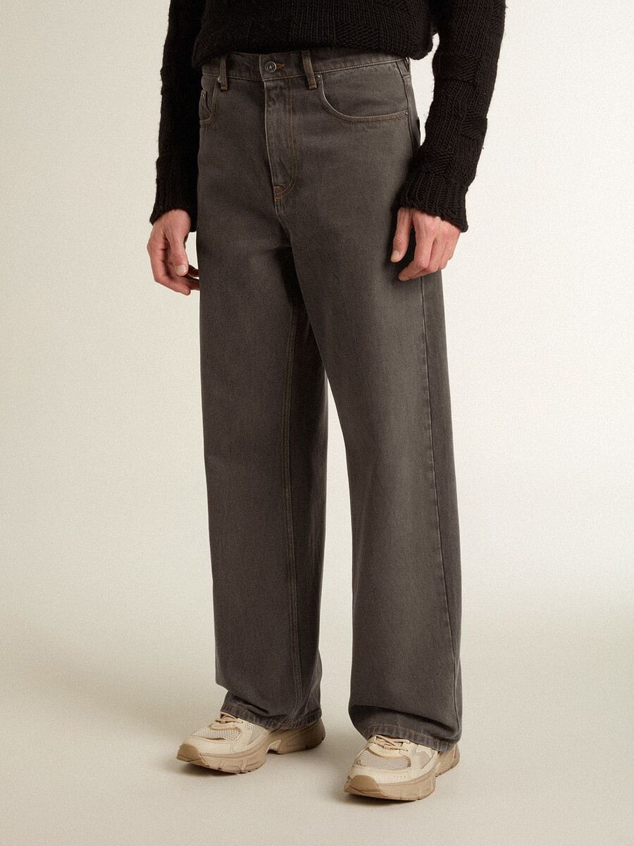 donkergrijze herenjeans van denim met een twist crease-wash effect.