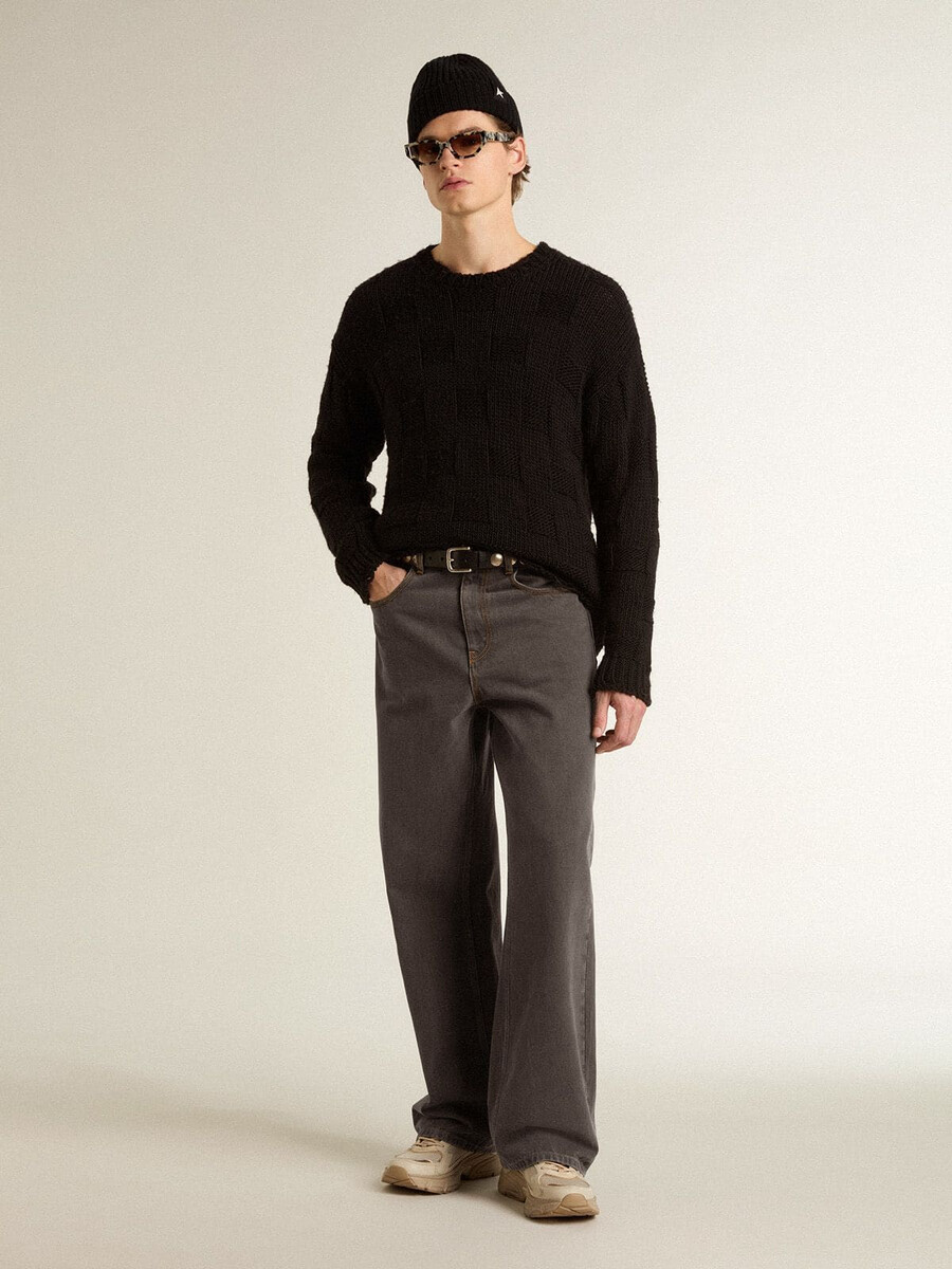 donkergrijze herenjeans van denim met een twist crease-wash effect.