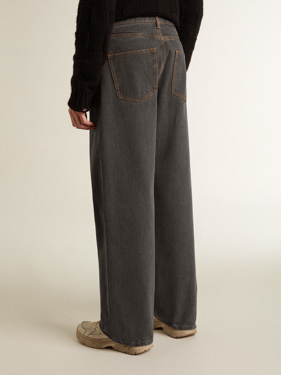 donkergrijze herenjeans van denim met een twist crease-wash effect.