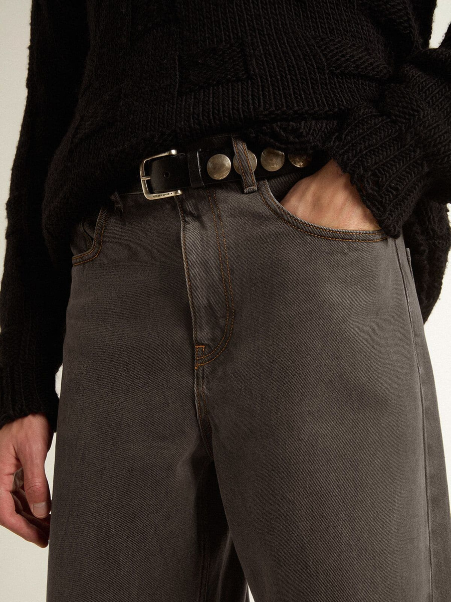 donkergrijze herenjeans van denim met een twist crease-wash effect.